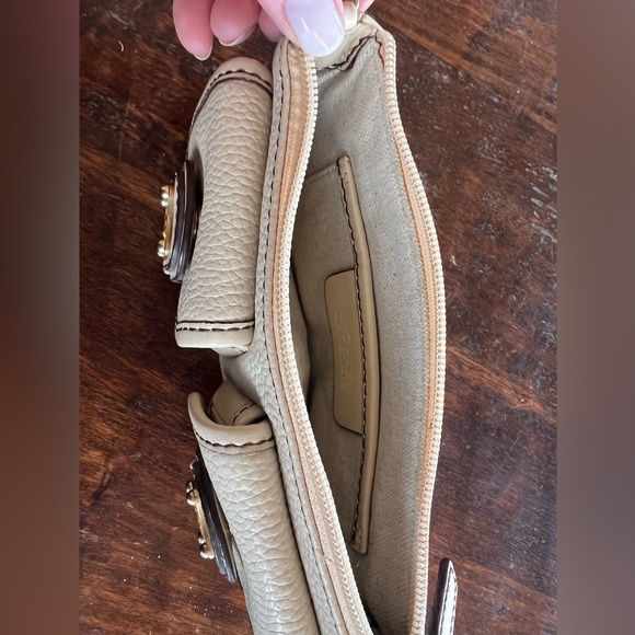 Cream Michael Kors wristlet purse from the 90s. Perfect condition - Picture 4 of 4